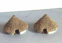 HOV16D5 Two small round houses
