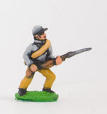 BG2 Union or Confederate: Infantry in Kepi & Tunic, with blanket roll: Advancing (fixed bayonet)