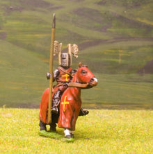 F8 Early Medieval: Mounted Knight c.1300 mail & surcoat (Assorted helmet crests)