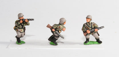 GER14 German Late War Infantry, SS or Panzer Grenadiers in smocks: Infantry advancing