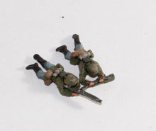 GER17 German Late War Infantry, SS or Panzer Grenadiers in smocks: MG42 crew, laying/firing, 2 gunners, 2 loaders, 2 NCOs
