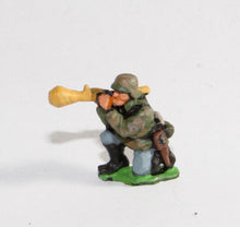 GER22 German Late War Infantry, SS or Panzer Grenadiers in smocks: Infantry Kneeling, firing Panzerfaust